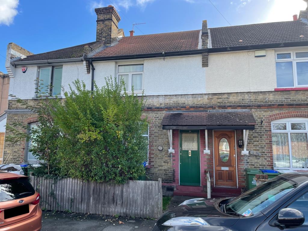 Lot: 82 - THREE-BEDROOM TERRACE HOUSE FOR IMPROVEMENT -